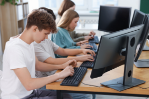Ajutor de 200 de euro pentru elevi și studenți &icirc;n 2026, pentru cumpărarea de calculatoare